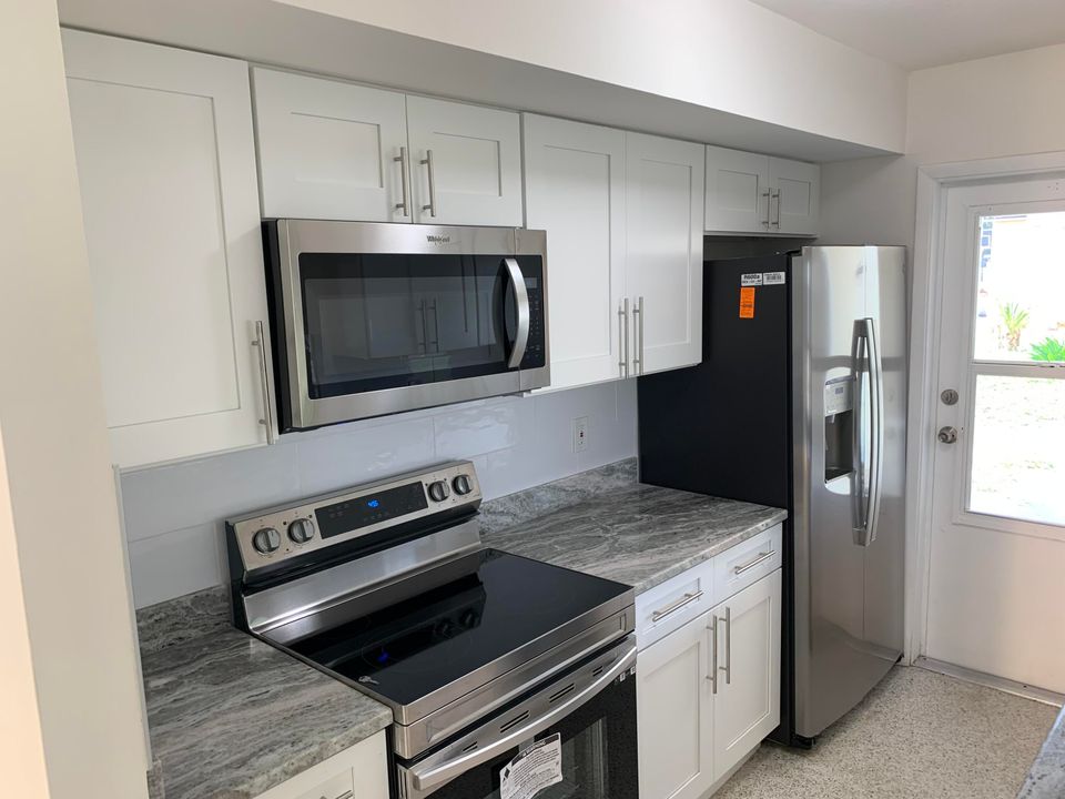 Active With Contract: $299,900 (2 beds, 2 baths, 894 Square Feet)