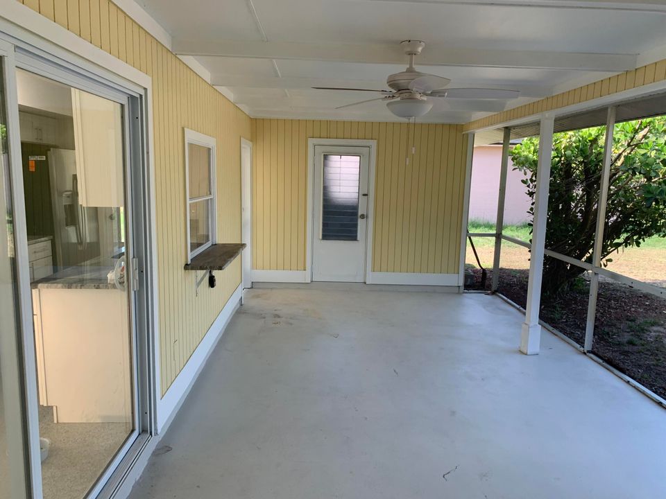 Active With Contract: $299,900 (2 beds, 2 baths, 894 Square Feet)