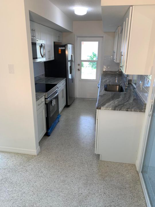 Active With Contract: $299,900 (2 beds, 2 baths, 894 Square Feet)