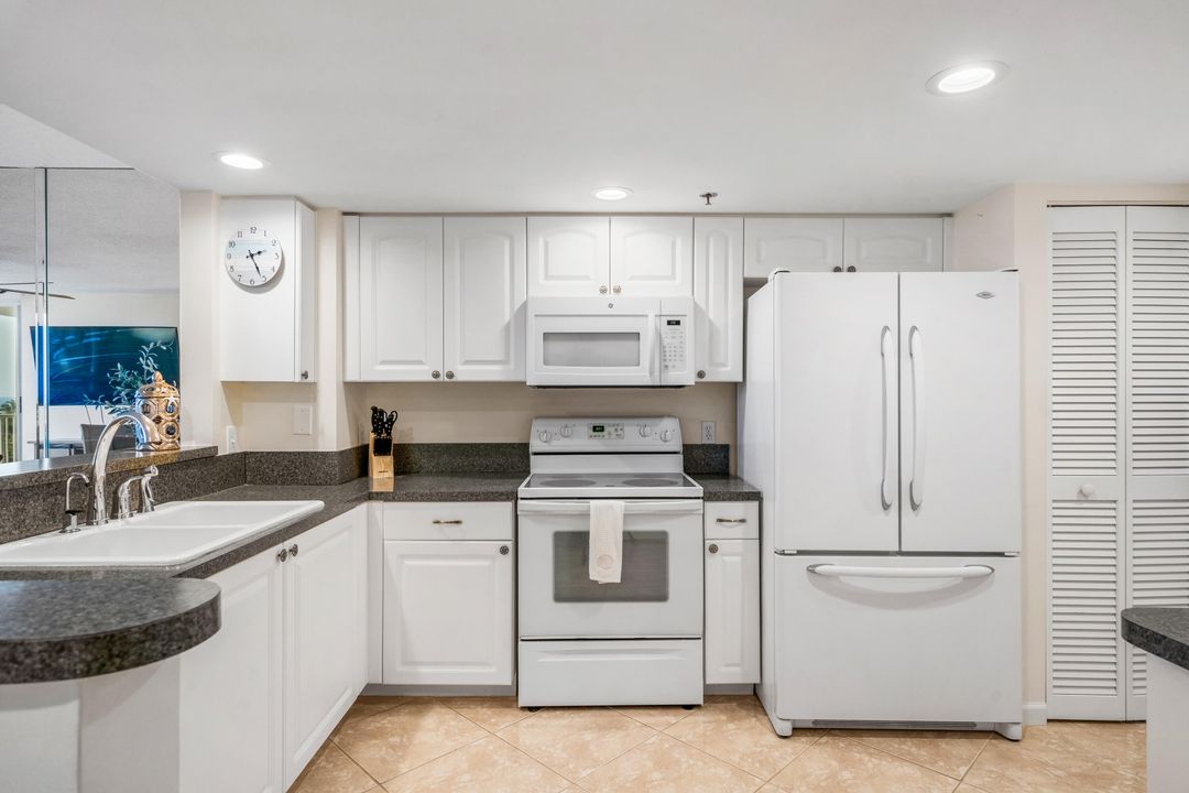 For Sale: $479,900 (2 beds, 2 baths, 1174 Square Feet)