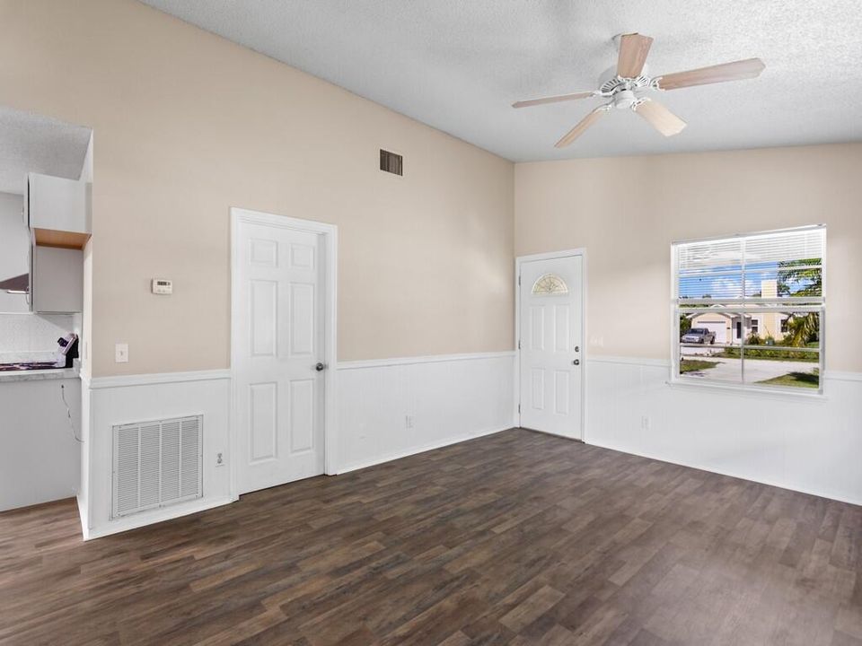 For Sale: $274,400 (3 beds, 2 baths, 1104 Square Feet)