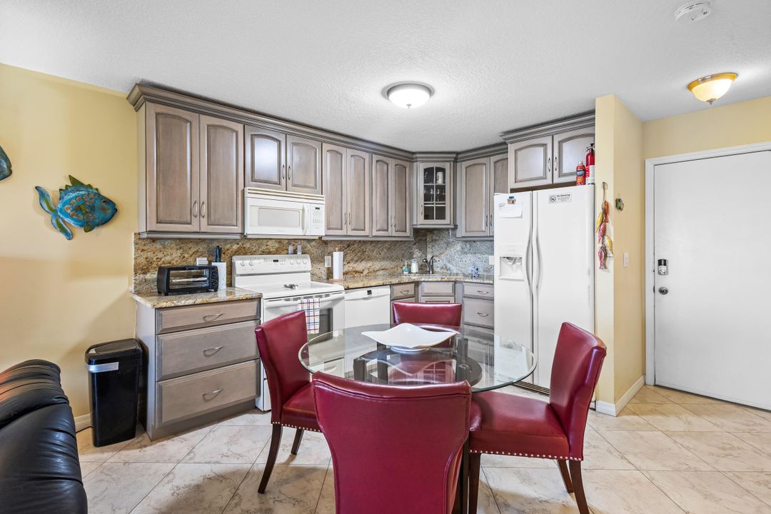 For Sale: $298,500 (1 beds, 1 baths, 689 Square Feet)