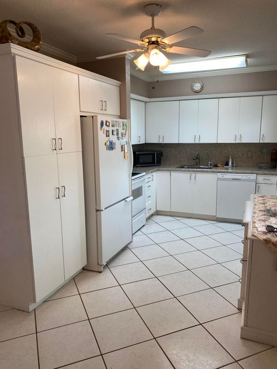 For Rent: $1,700 (1 beds, 1 baths, 890 Square Feet)