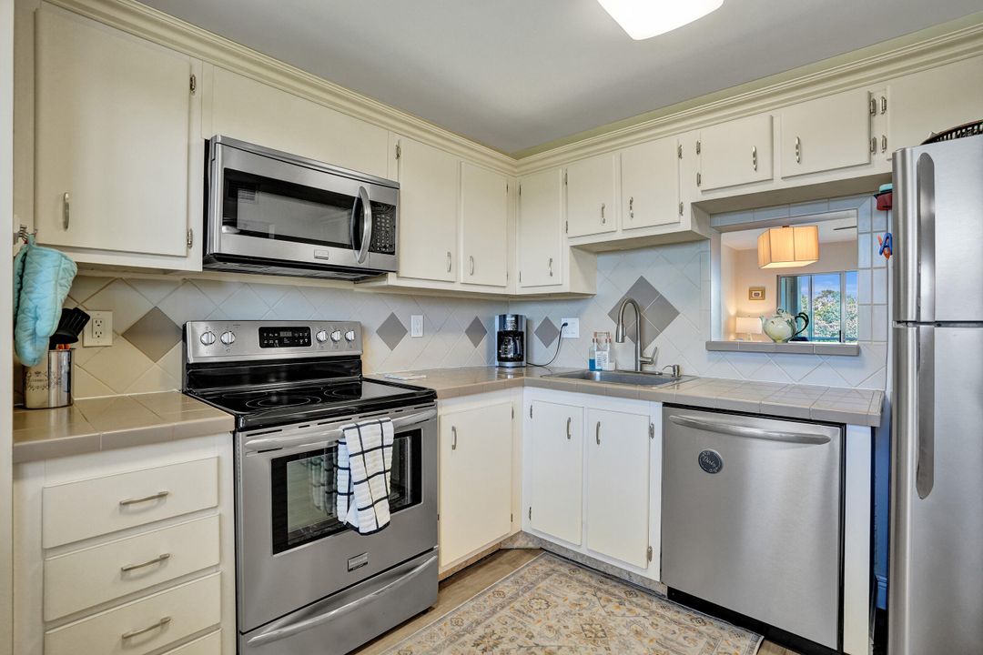 For Sale: $144,000 (1 beds, 1 baths, 824 Square Feet)