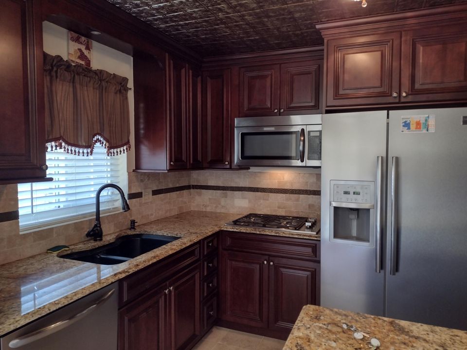 Active With Contract: $2,650 (2 beds, 1 baths, 959 Square Feet)