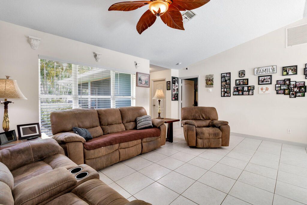 Active With Contract: $389,900 (3 beds, 2 baths, 1652 Square Feet)