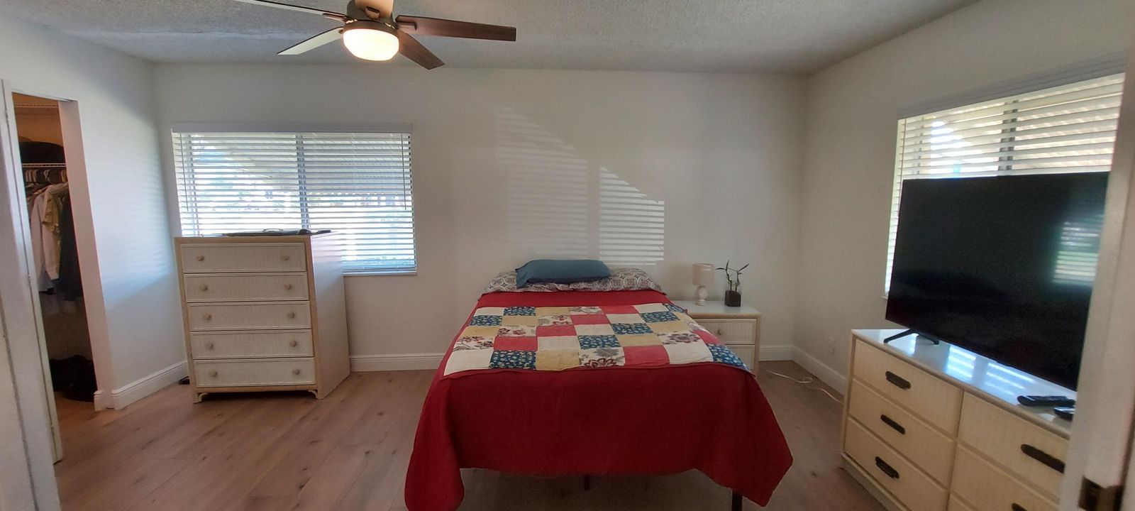 For Sale: $150,000 (1 beds, 1 baths, 639 Square Feet)