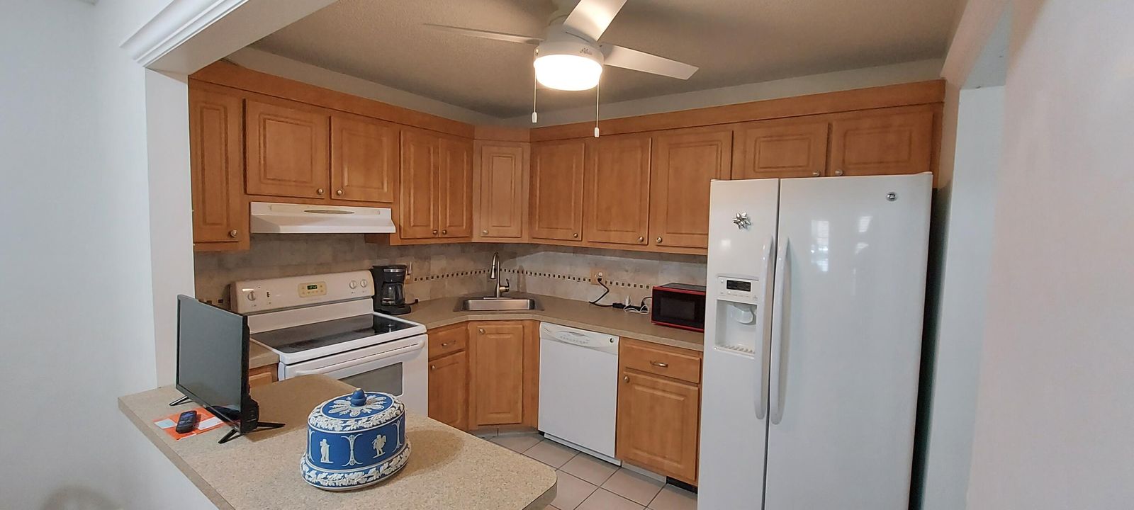 For Sale: $150,000 (1 beds, 1 baths, 639 Square Feet)
