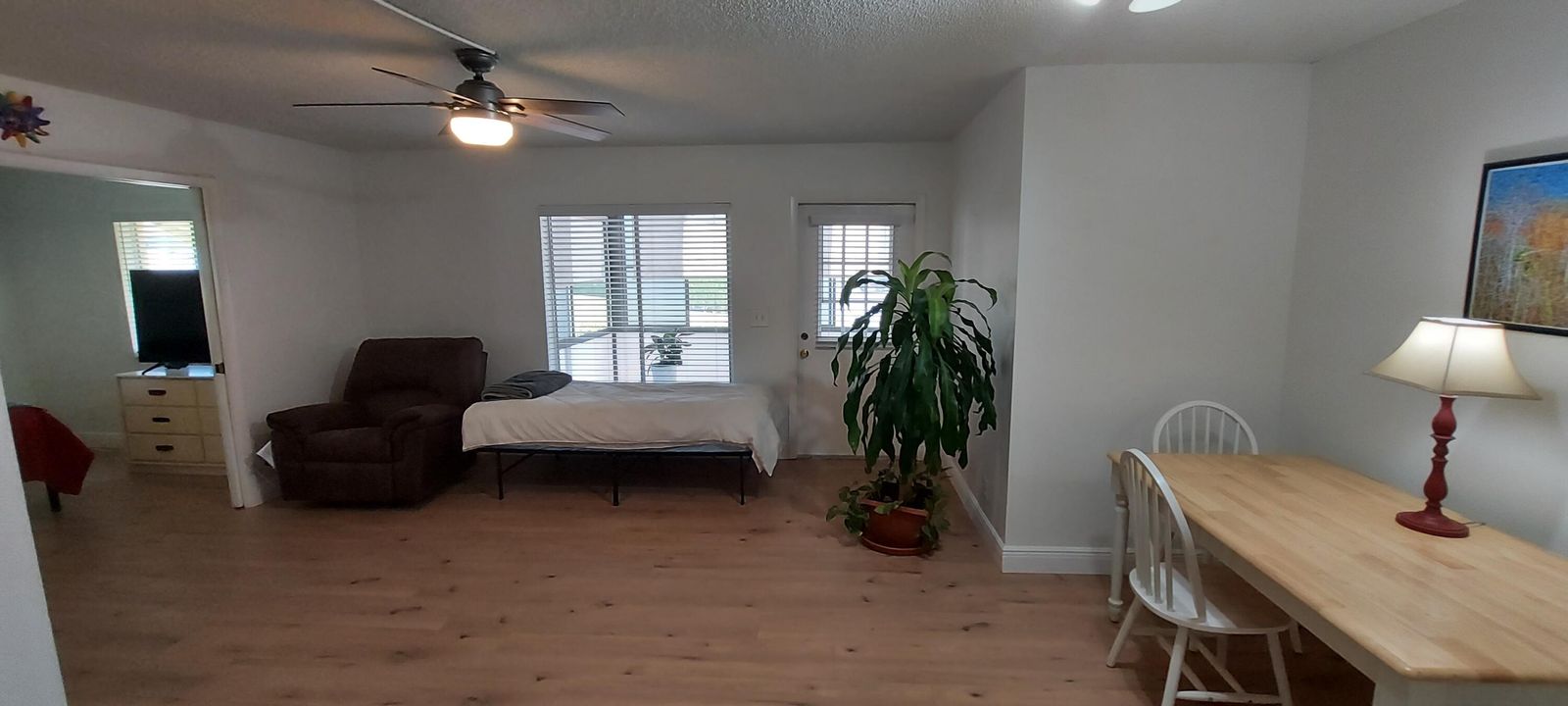 For Sale: $150,000 (1 beds, 1 baths, 639 Square Feet)