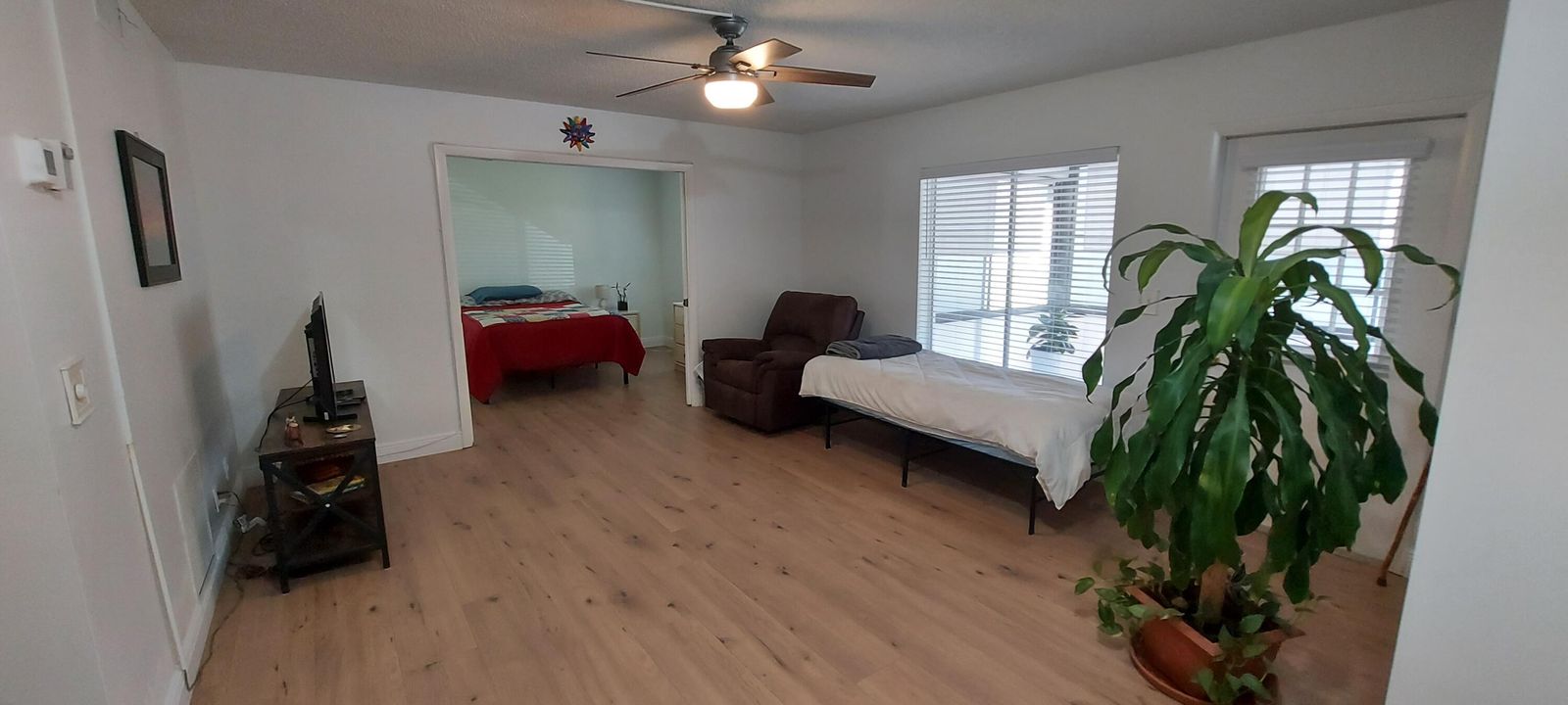 For Sale: $150,000 (1 beds, 1 baths, 639 Square Feet)