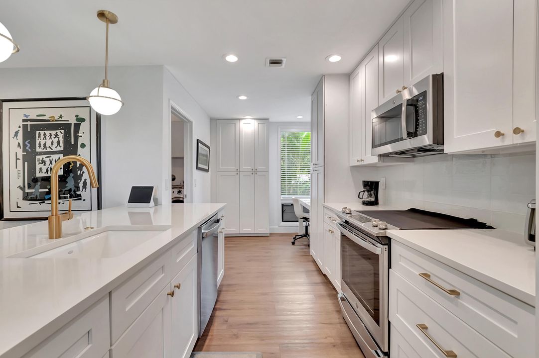 Active With Contract: $459,900 (2 beds, 2 baths, 1400 Square Feet)