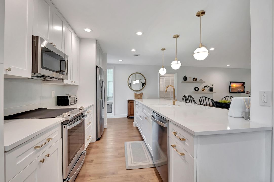 Active With Contract: $459,900 (2 beds, 2 baths, 1400 Square Feet)