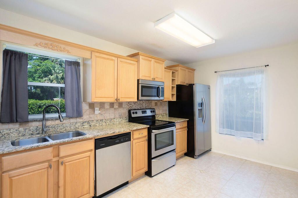 For Sale: $209,000 (2 beds, 2 baths, 1095 Square Feet)