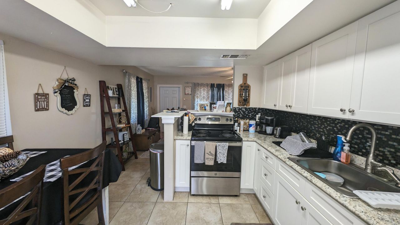 Active With Contract: $2,000 (2 beds, 1 baths, 1150 Square Feet)