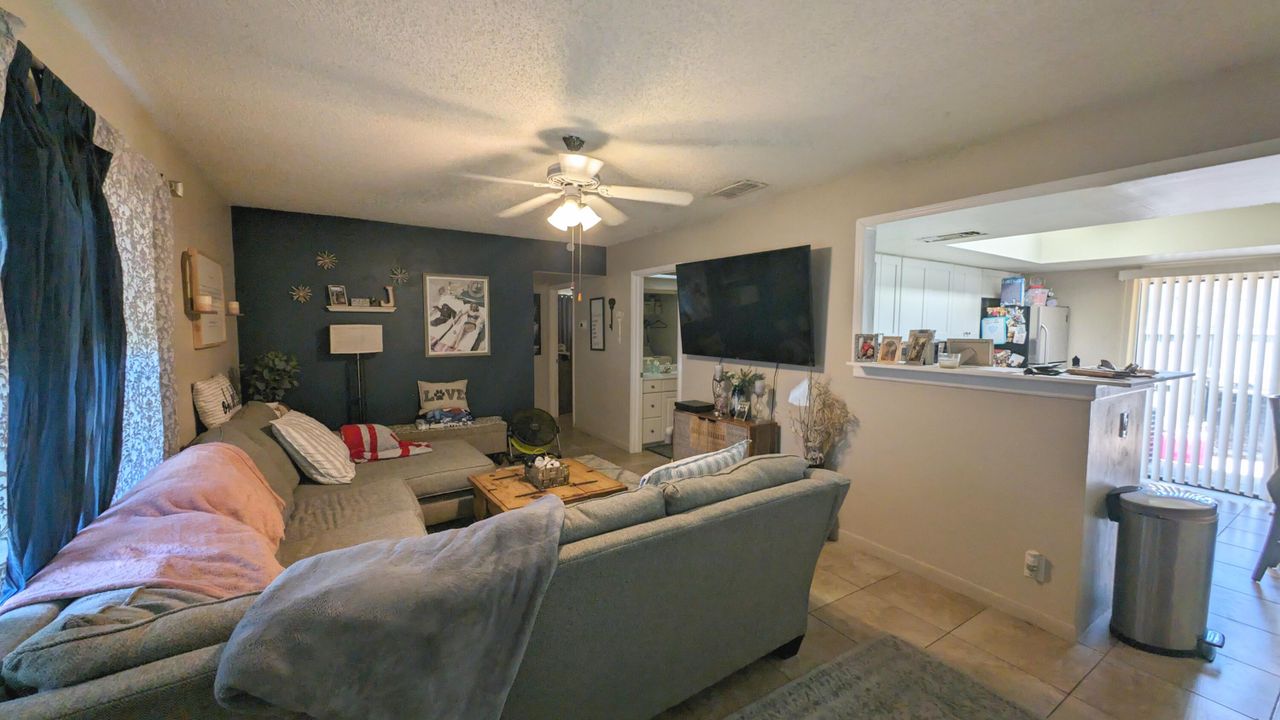 Active With Contract: $2,000 (2 beds, 1 baths, 1150 Square Feet)