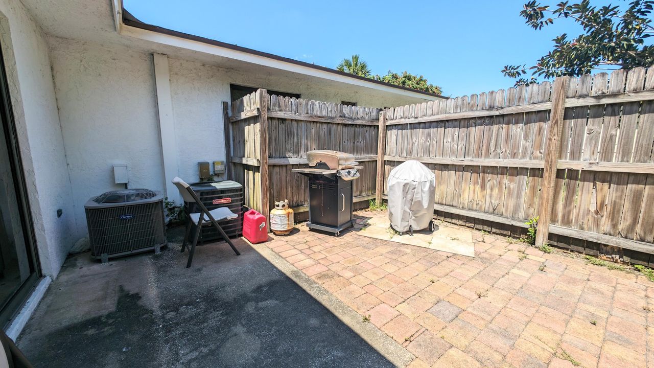 Active With Contract: $2,000 (2 beds, 1 baths, 1150 Square Feet)