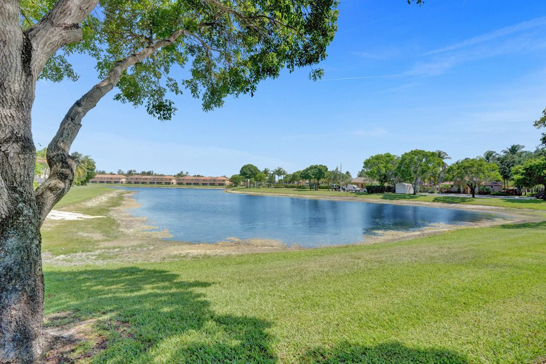 Active With Contract: $235,000 (2 beds, 2 baths, 883 Square Feet)