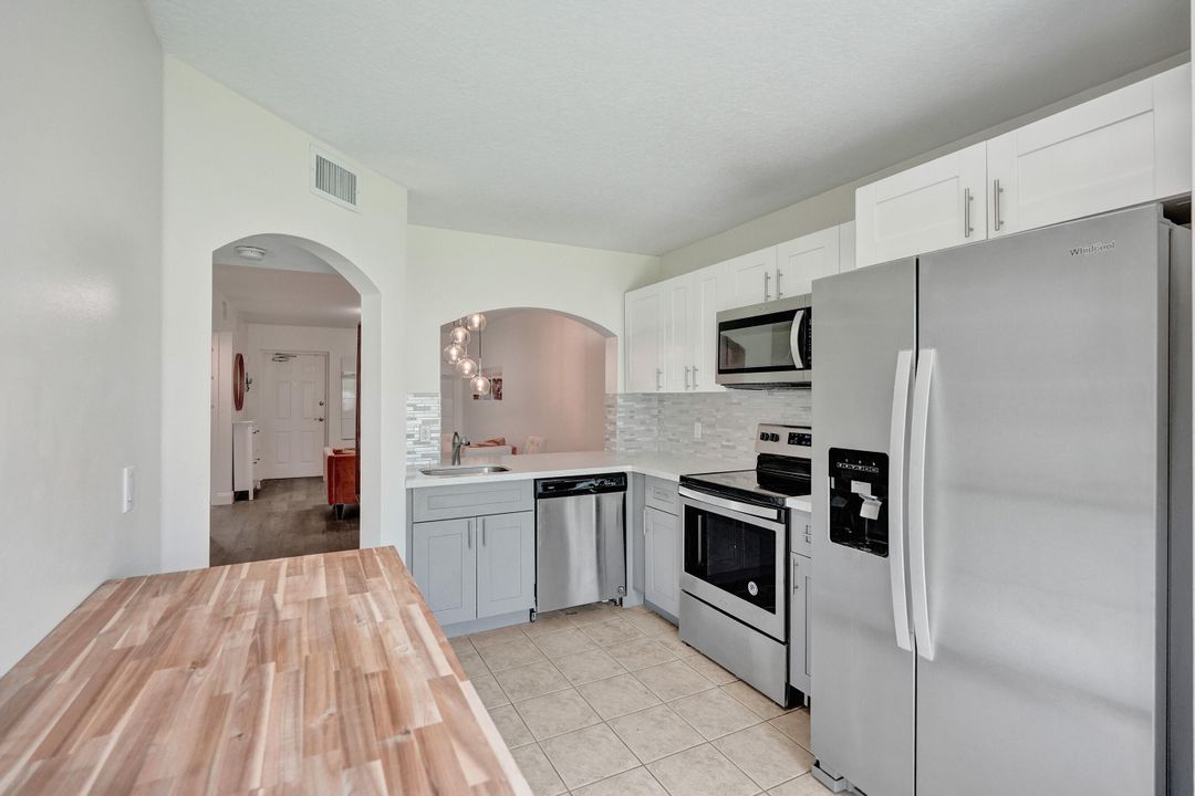 Active With Contract: $235,000 (2 beds, 2 baths, 883 Square Feet)