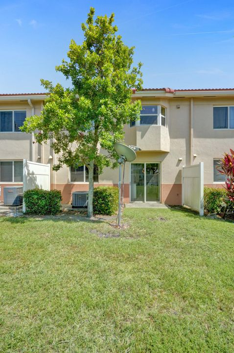 Active With Contract: $235,000 (2 beds, 2 baths, 883 Square Feet)