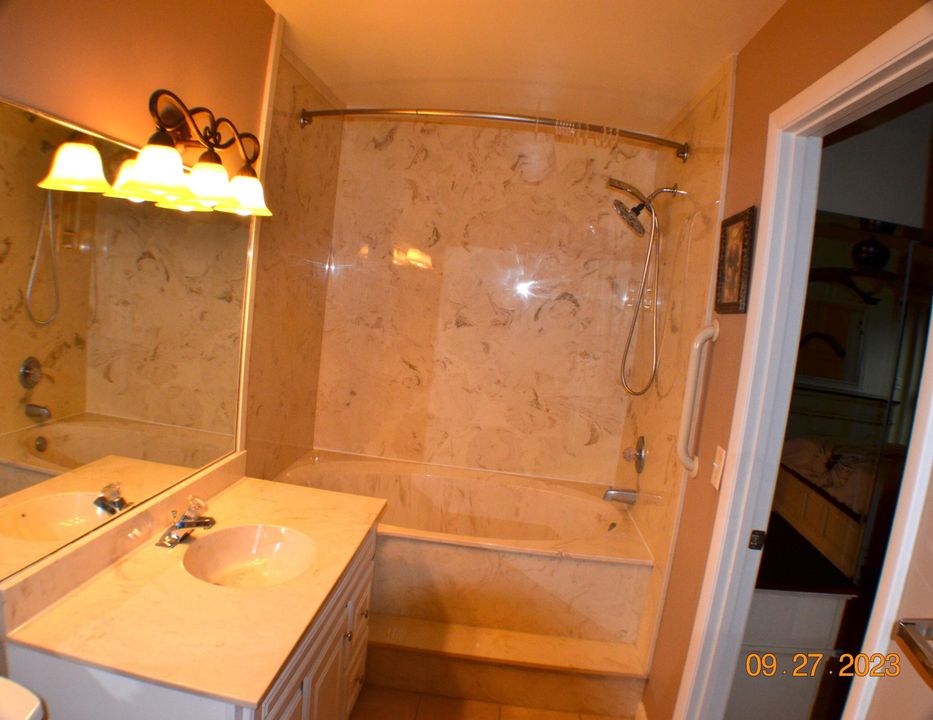For Sale: $169,000 (2 beds, 2 baths, 906 Square Feet)