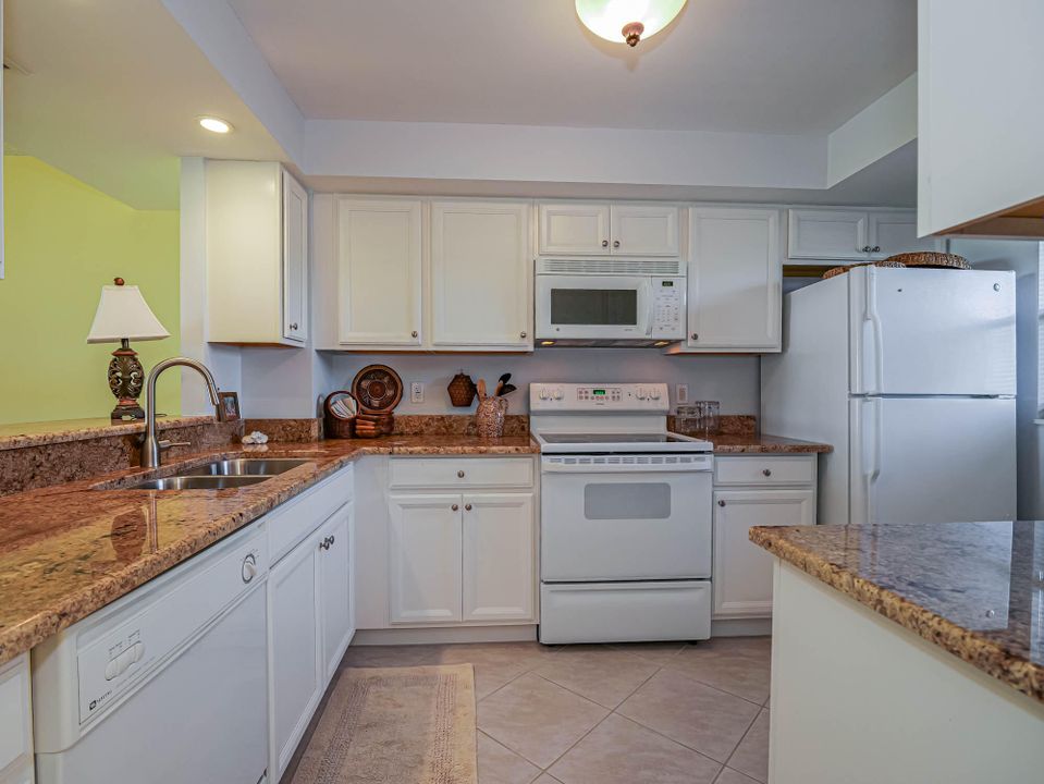 For Sale: $379,500 (2 beds, 2 baths, 1040 Square Feet)