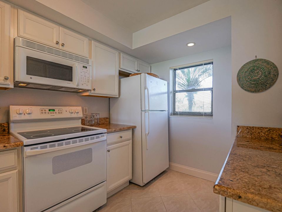 For Sale: $379,500 (2 beds, 2 baths, 1040 Square Feet)