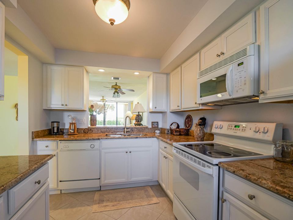 For Sale: $379,500 (2 beds, 2 baths, 1040 Square Feet)