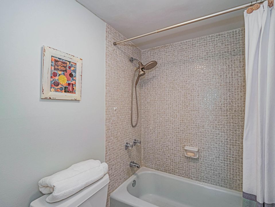 For Sale: $379,500 (2 beds, 2 baths, 1040 Square Feet)