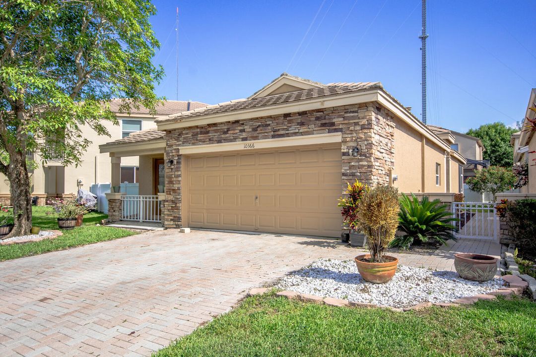 Active With Contract: $449,900 (3 beds, 2 baths, 1297 Square Feet)
