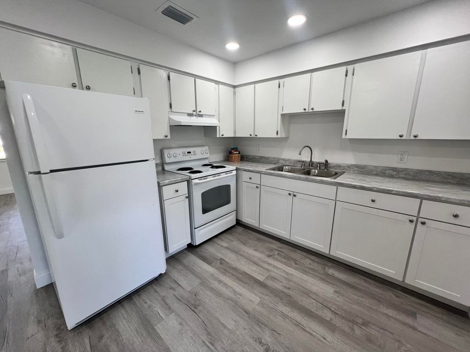 For Sale: $300,000 (2 beds, 1 baths, 1100 Square Feet)