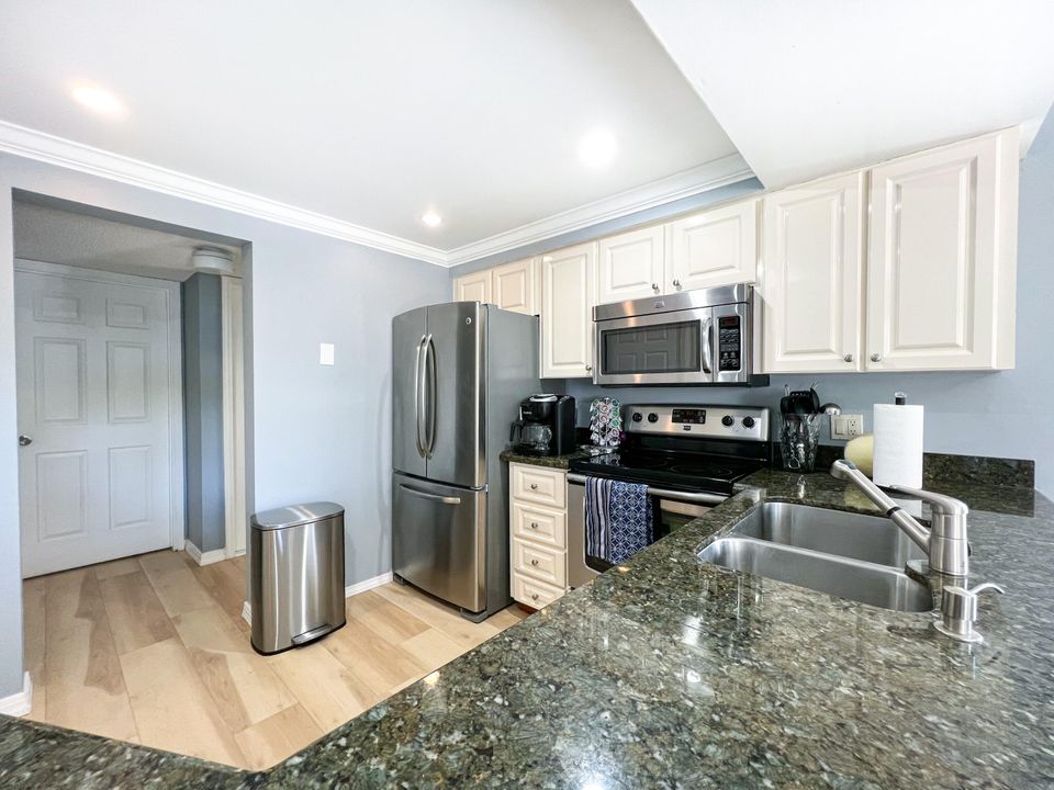 Active With Contract: $6,500 (2 beds, 2 baths, 1183 Square Feet)