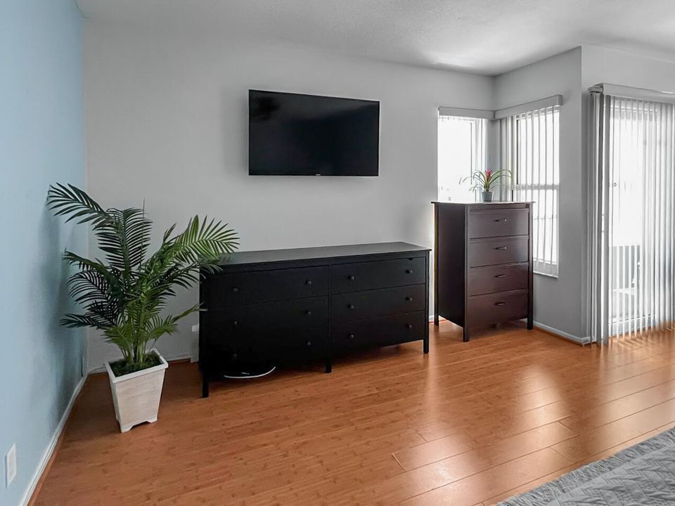 For Sale: $355,000 (2 beds, 2 baths, 1577 Square Feet)