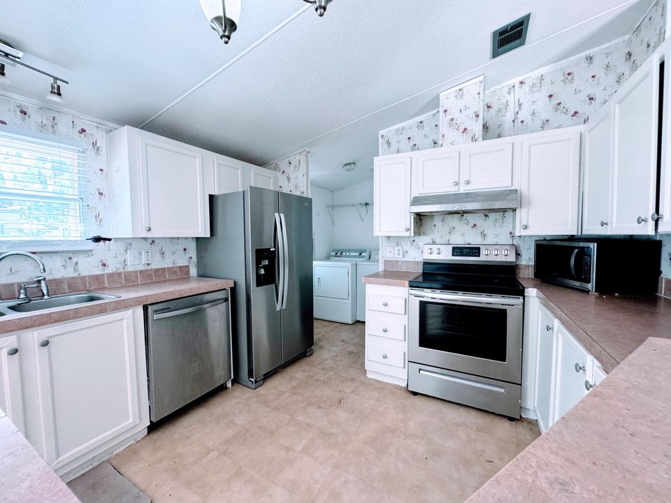 For Sale: $320,000 (4 beds, 2 baths, 1344 Square Feet)