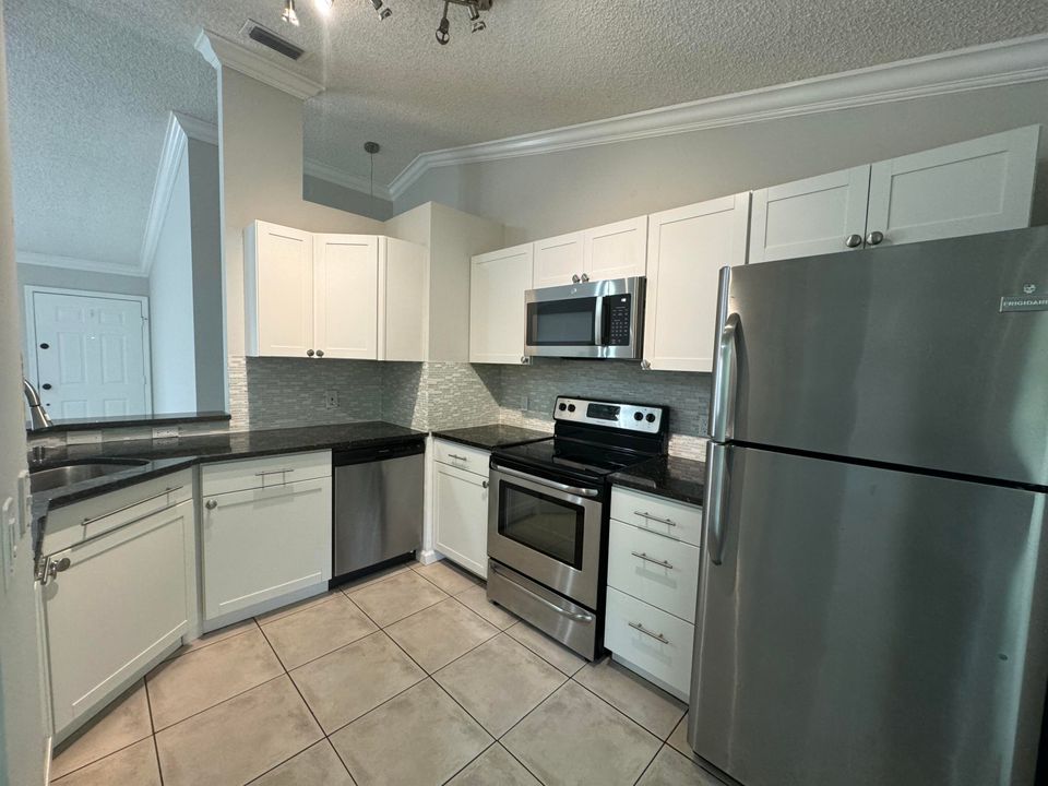 Active With Contract: $2,500 (3 beds, 2 baths, 1137 Square Feet)