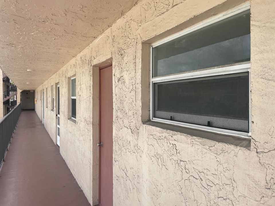 Active With Contract: $79,999 (1 beds, 1 baths, 901 Square Feet)