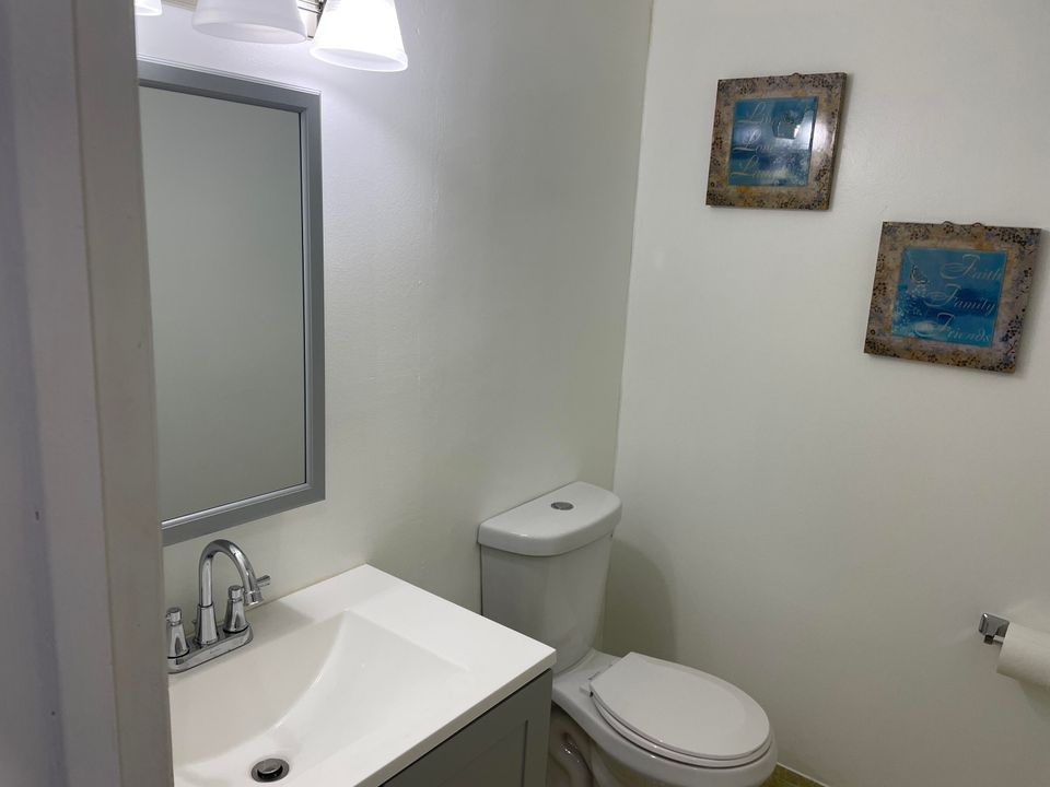 Active With Contract: $79,999 (1 beds, 1 baths, 901 Square Feet)