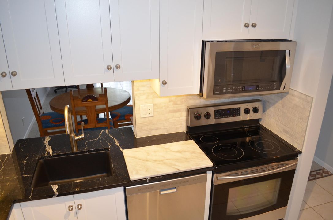 Active With Contract: $198,000 (1 beds, 1 baths, 680 Square Feet)