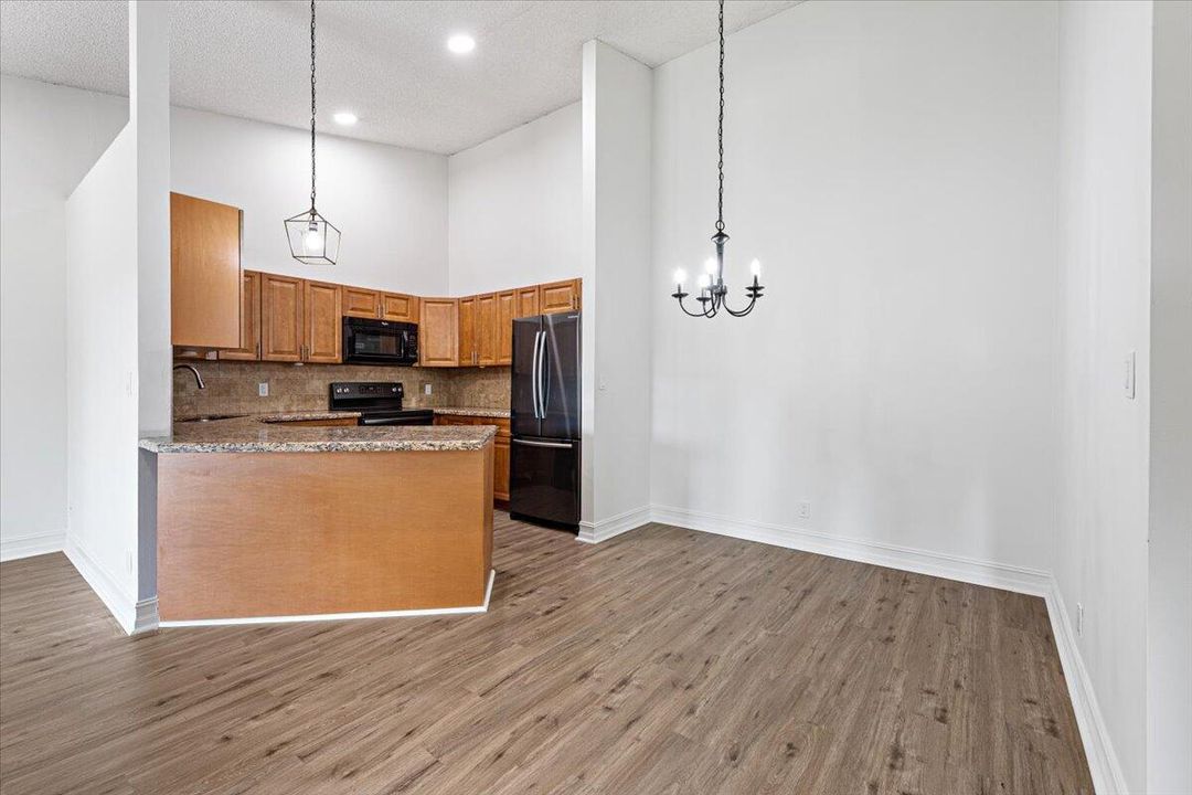 For Sale: $315,000 (2 beds, 2 baths, 1025 Square Feet)
