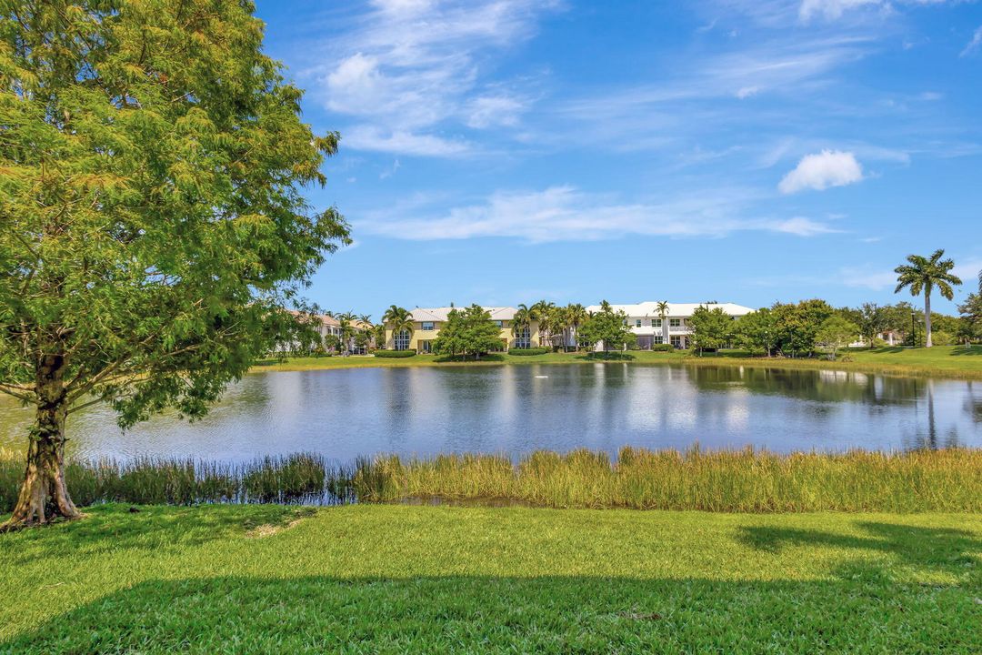 Active With Contract: $899,000 (3 beds, 3 baths, 2467 Square Feet)