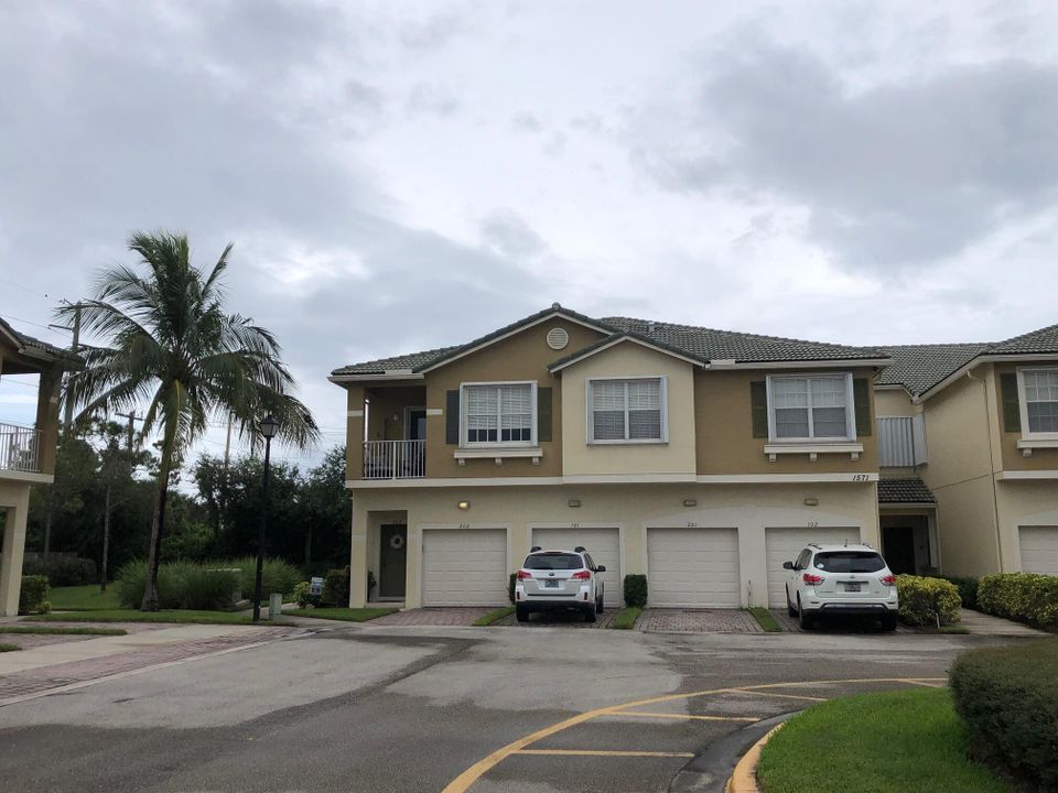 Active With Contract: $2,100 (3 beds, 2 baths, 1417 Square Feet)