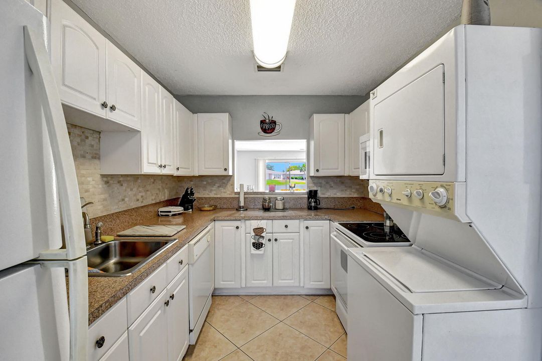 For Sale: $236,000 (1 beds, 1 baths, 908 Square Feet)