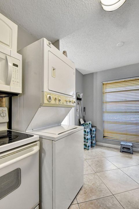 For Sale: $236,000 (1 beds, 1 baths, 908 Square Feet)