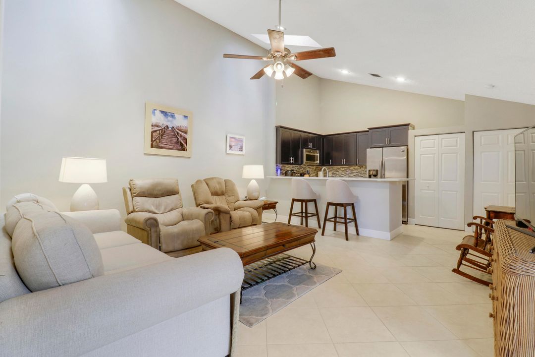 Active With Contract: $385,000 (2 beds, 2 baths, 1054 Square Feet)