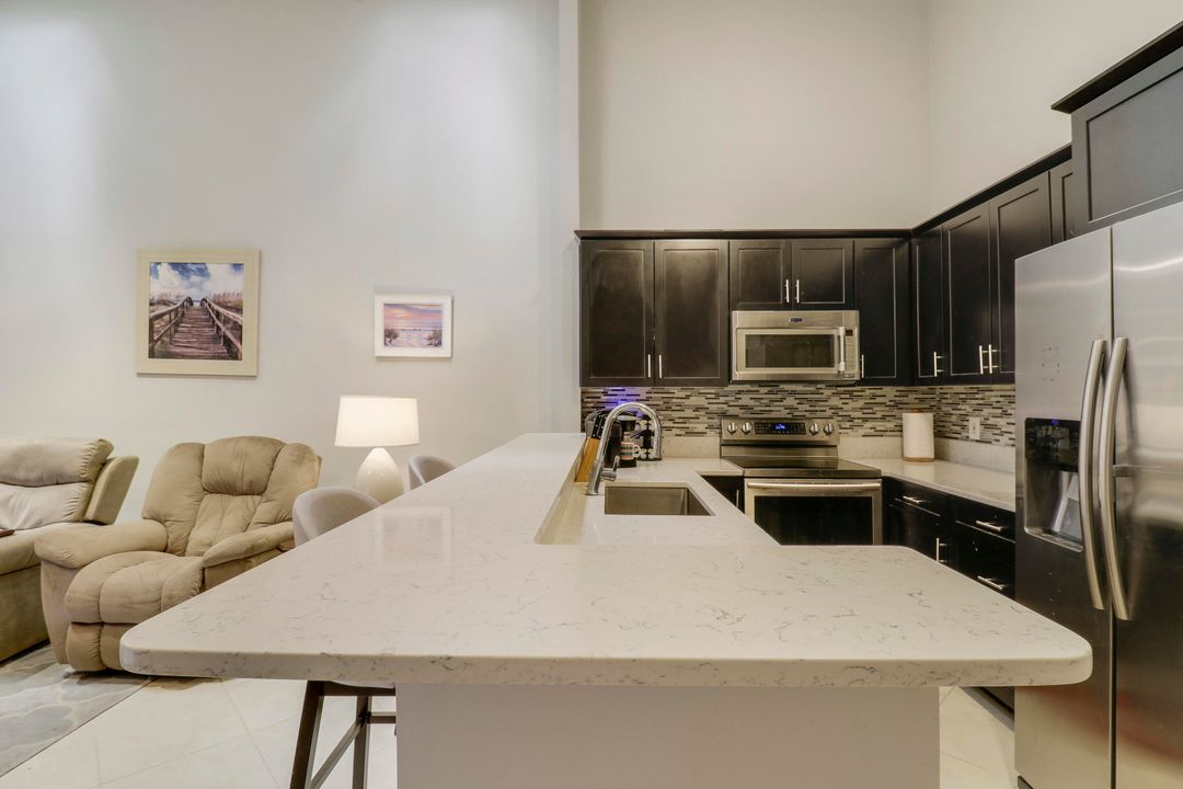 Active With Contract: $385,000 (2 beds, 2 baths, 1054 Square Feet)