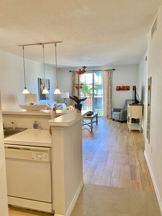 Active With Contract: $2,400 (1 beds, 1 baths, 756 Square Feet)
