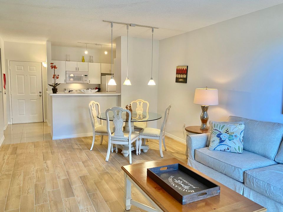 Active With Contract: $2,400 (1 beds, 1 baths, 756 Square Feet)