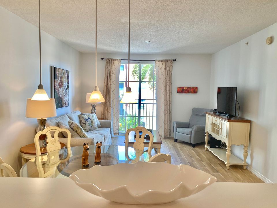 Active With Contract: $2,400 (1 beds, 1 baths, 756 Square Feet)