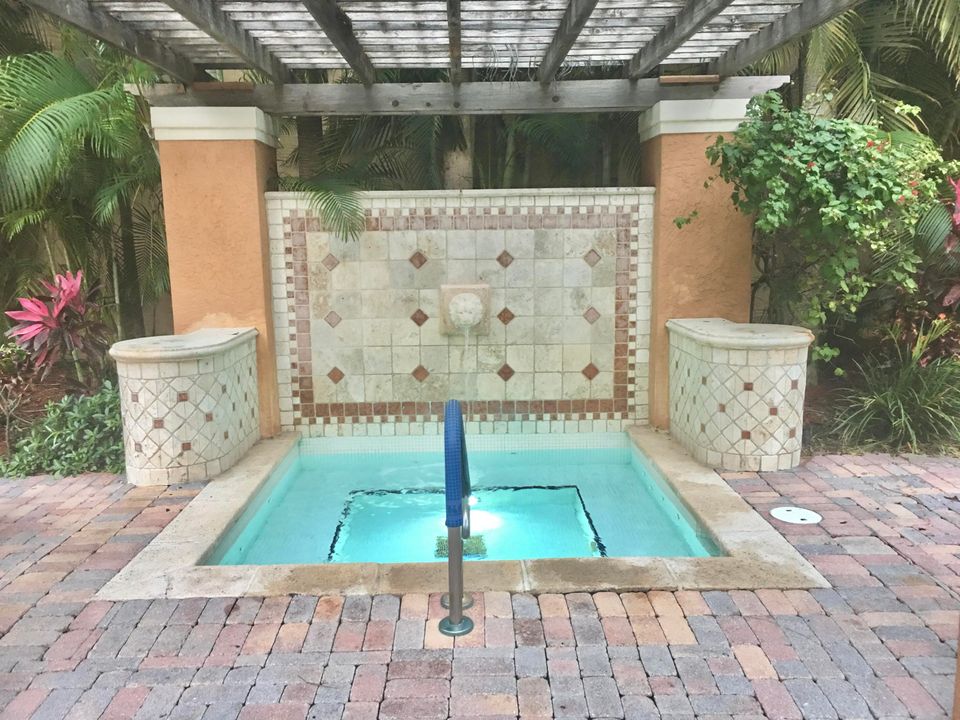 Active With Contract: $2,400 (1 beds, 1 baths, 756 Square Feet)