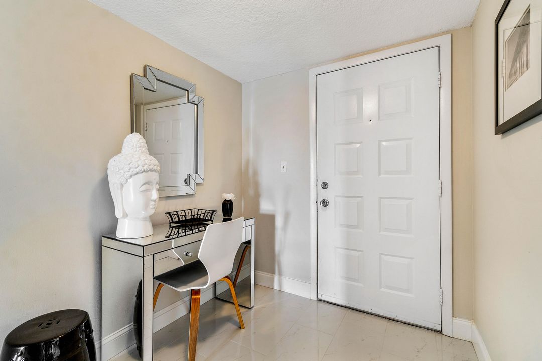 Active With Contract: $1,975 (1 beds, 1 baths, 821 Square Feet)