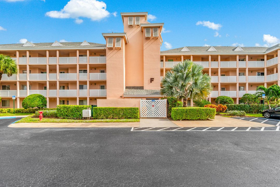 Active With Contract: $1,975 (1 beds, 1 baths, 821 Square Feet)